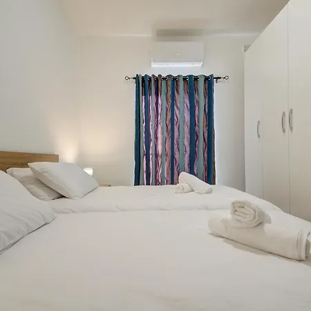 Bright & Spacious Beachside By Sf Homes Daire *